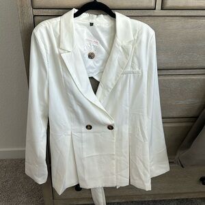 Brand New ✨✨Go Getter Cut Out Blazer size 14-16. Open Back